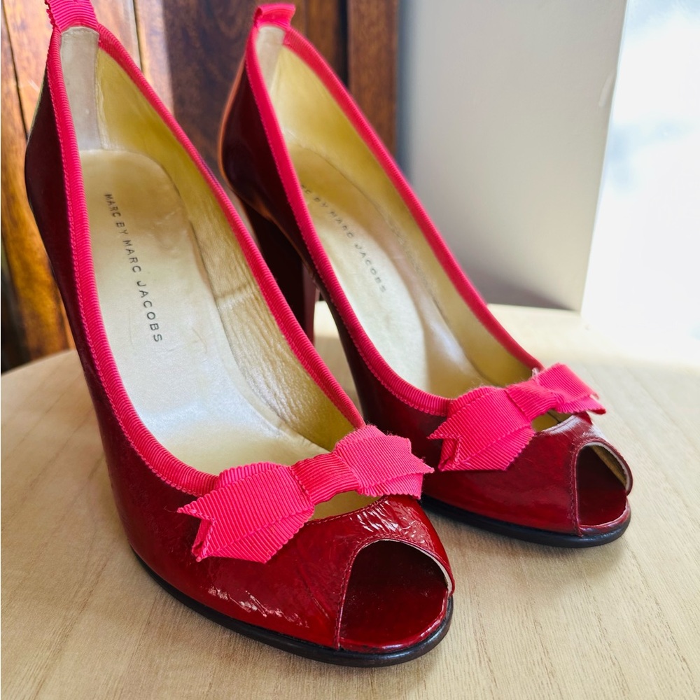 MARC BY MARC JACOBS Y2K Red Patent Leather Peep-toe Heels w/ Pink Bows Sz 39 1/2